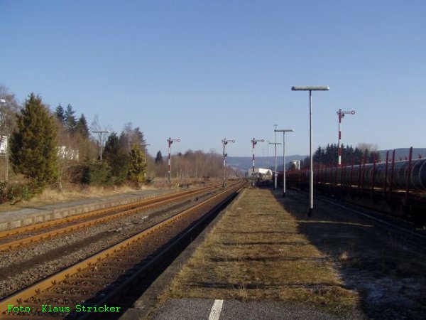 050300a-10 Die vier Ausfahrsignale Richtung Bad Berleburg (links, zwei) und Bad Laasphe / Wallau (rechts, zwei). Ganz rechts Wagen des Güterzuges nach Kreuztal.