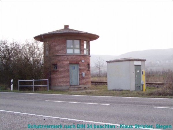 113 Links der alte (jetzt privat genutzte) Schrankenposten, rechts die elektronische Ablösung.