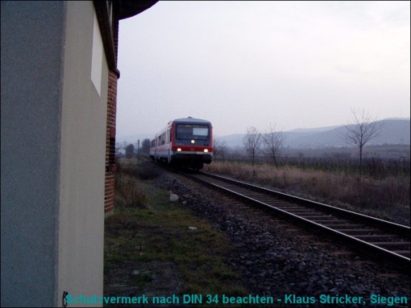 38 Ein Zug Richtung Bad Dürkheim nähert sich.