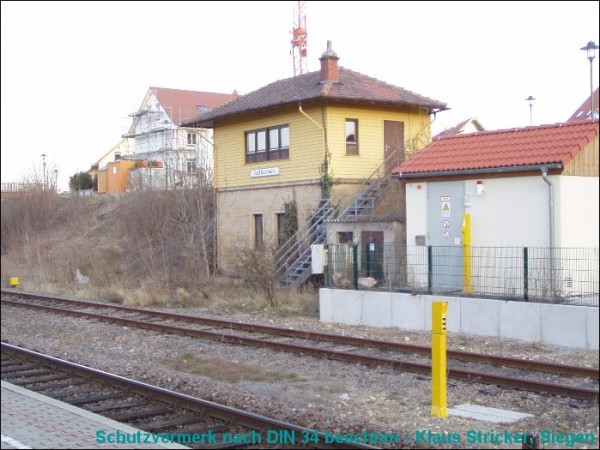 72 Ein ehemaliges Stellwerk - rechts angeschnitten der Nachfolger
